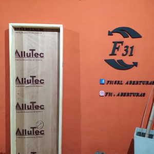 Puerta Placa Cedro Marco Pino ALLUTEC Hoja 60/70 Marco 4"